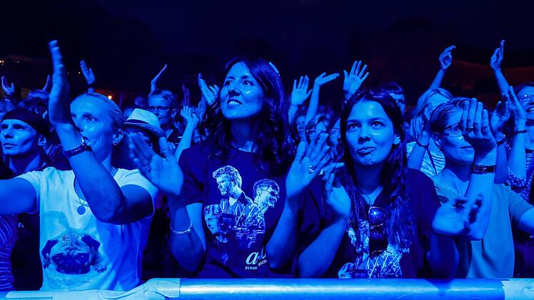 Begehrte Plätze: Die erste Reihe beim a-ha-Konzert. Foto: Matthias Hoch