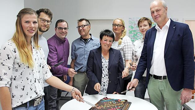 Christiane Kolbet (5. v. l.) feierte ihr Jubil&auml;um mit zahlreichen Gratulanten. Foto: privat