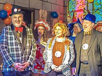 Begeistert standen auch der Ehrenvorsitzende des Fastnachtsverbandes Franken, Bernhard Schlereth, mit seiner Frau Christl und der Redaktionsleiter Norbert Küber (v.li.) auf der Steinwiesener Narrenbühne. Foto: Susanne Deuerling