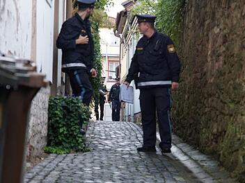 Am Donnerstagabend sind Polizisten in der Altstadt unterwegs, um die Anwohner in der Nachbarschaft der Tatorte zu befragen. Foto: Arkadius Guzy