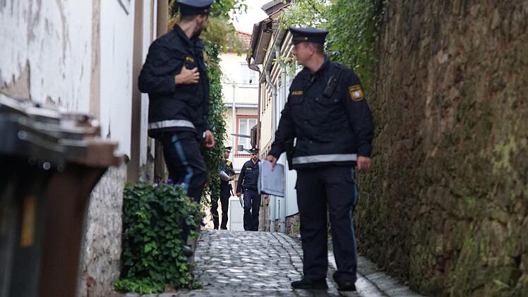 Am Donnerstagabend sind Polizisten in der Altstadt unterwegs, um die Anwohner in der Nachbarschaft der Tatorte zu befragen. Foto: Arkadius Guzy