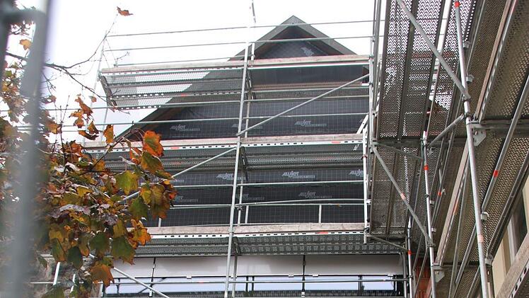 Der Heilingschwertturm soll ein Schmuckstück werden. In beiden Etagen gibt es bodentiefe Fenster, die sich im Erdgeschoss komplett öffnen lassen.Foto: Katrin Geyer