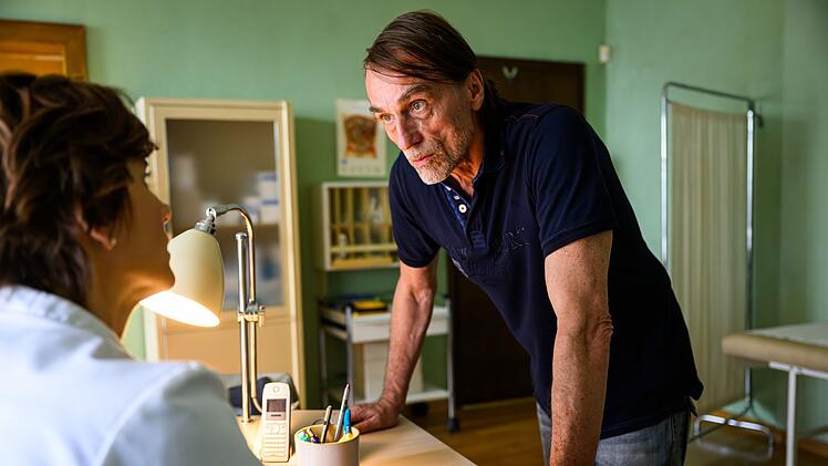 Fedder Offermann (Andr&eacute; M. Hennicke) ist seit seiner Verletzung geradezu abh&auml;ngig von Schmerztabletten. Anders als ihr Vater m&ouml;chte Alrika Momsen (Christina Hecke) aber einen ganzheitlichen Behandlungsansatz versuchen.