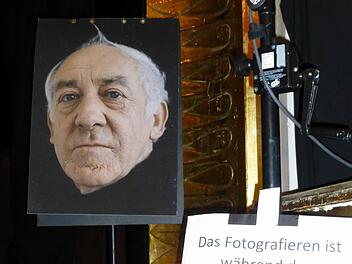 Mit vorab an den Veranstalter abgesetzten Drohbriefen und Hinweisschildern auf der Bühne wurde die Presse davon abgehalten, während der Aufführung zu fotografieren. Naja, Hallervordens Konterfrei kennt man ja schon.  Foto: Gerhild Ahnert