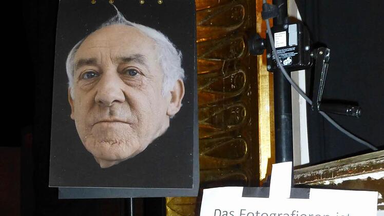 Mit vorab an den Veranstalter abgesetzten Drohbriefen und Hinweisschildern auf der Bühne wurde die Presse davon abgehalten, während der Aufführung zu fotografieren. Naja, Hallervordens Konterfrei kennt man ja schon.  Foto: Gerhild Ahnert