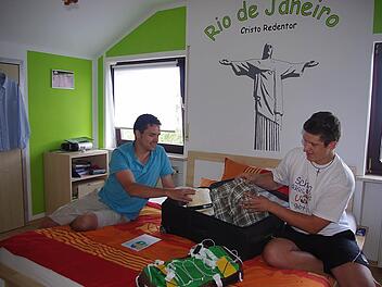 Tobias (links) und Dominik Fiedler packen ihre Koffer für den Weltjugendtag. Foto: Heike Schülein