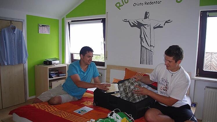 Tobias (links) und Dominik Fiedler packen ihre Koffer für den Weltjugendtag. Foto: Heike Schülein