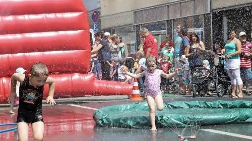 Die Feuerwehr machte die Straße am Stadtturm zum Wasserspielolatz.