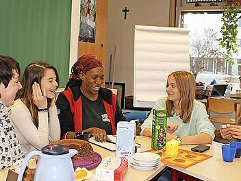 Die Leiterin des "living room" Tina Lorz; Jana Weinmann, Dozentin Felicia Peters, Emilia Sommer und Kira Stecher sind mit Begeisterung beim Musik-Workshop dabei.