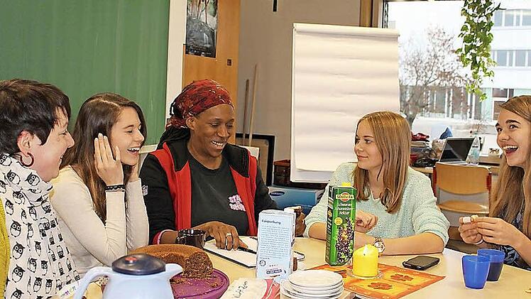 Die Leiterin des "living room" Tina Lorz; Jana Weinmann, Dozentin Felicia Peters, Emilia Sommer und Kira Stecher sind mit Begeisterung beim Musik-Workshop dabei.