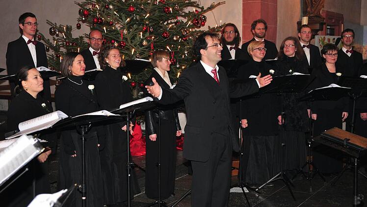 Das Vokalensemble "Cantabile Regensburg" mit seinem Leiter Professor Matthias Beckert wurde für sein Neujahrskonzert in der Stadtpfarrkirche in Haßfurt mit stehenden Ovationen gefeiert.  Foto: Ulrike Langer