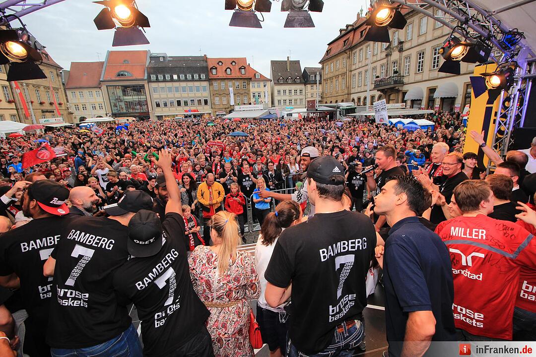 Meister-Party am Maxplatz