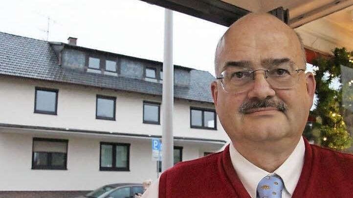 Michael Ernst, Apotheker in Creidlitz, hat die geschlossene Arztpraxis (im Hintergrund) immer im Blick, wenn er aus seinen Schaufenstern schaut. Deren ehemalige Patienten können zwar nach Untersiemau, "aber das ist für viele eine Strapaze", sagt Ernst. Foto: Simone Bastian