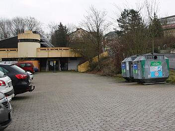 Mit dem Abbruch des Hallenbades werden auch die Parkplätze verschwinden. Foto: Heike Beudert