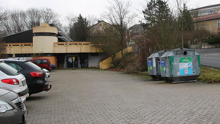 Mit dem Abbruch des Hallenbades werden auch die Parkplätze verschwinden. Foto: Heike Beudert