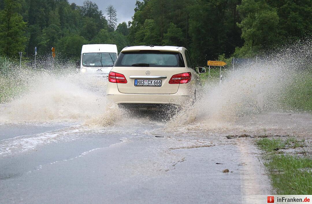 Zwischen Gleisenau und Breitbrunn stand das Wasser phasenweise auf der Staatsstraße.
