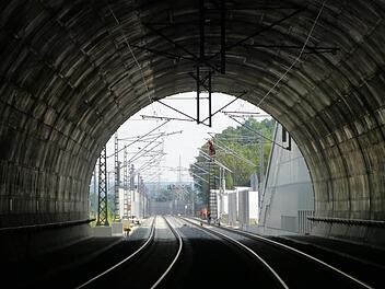 Der neue Burgbergtunnel in Erlangen ist bereits fertig, jetzt müssen letzte Leitungen verlegt und Weichen gebaut werden, so dass die Strecke Richtung Forchheim und Bamberg gesperrt werden muss. Foto: DB AG