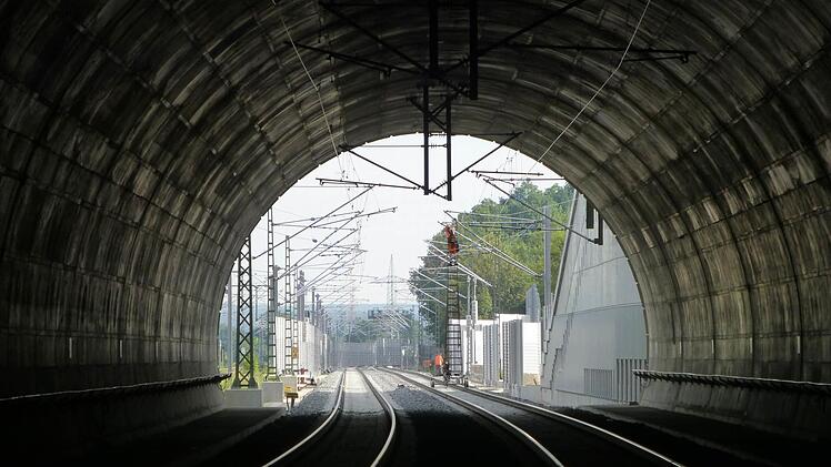 Der neue Burgbergtunnel in Erlangen ist bereits fertig, jetzt müssen letzte Leitungen verlegt und Weichen gebaut werden, so dass die Strecke Richtung Forchheim und Bamberg gesperrt werden muss. Foto: DB AG