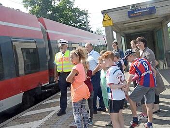 Viertklässler der Grundschule Stockheim erkundeten den Bahnhof in Stockheim und lernten von Polizeihauptkommissar Klopf korrektes Verhalten am Bahnsteig - rechts Rektorin Astrid Kestel.  Foto: Karl-Heinz Hofmann