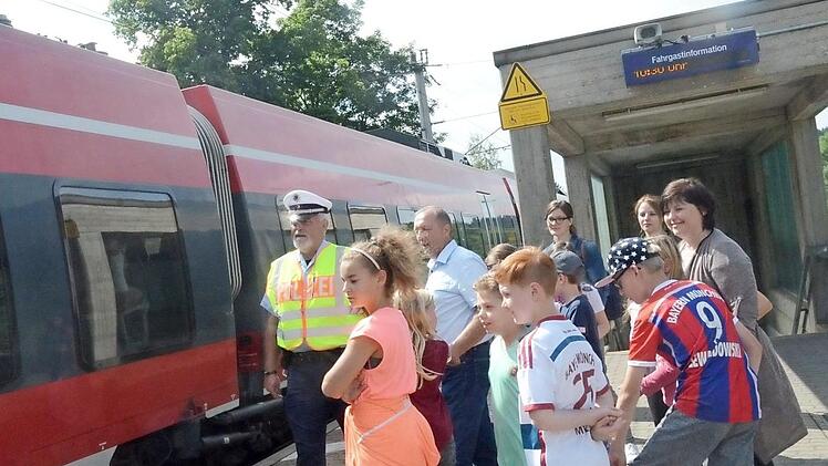 Viertklässler der Grundschule Stockheim erkundeten den Bahnhof in Stockheim und lernten von Polizeihauptkommissar Klopf korrektes Verhalten am Bahnsteig - rechts Rektorin Astrid Kestel.  Foto: Karl-Heinz Hofmann