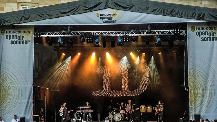 Umjubelter Auftritt: Michael Patrick Kelly fasziniert im ausverkauften Schlosshof von Tambach. Foto: Jochen Berger
