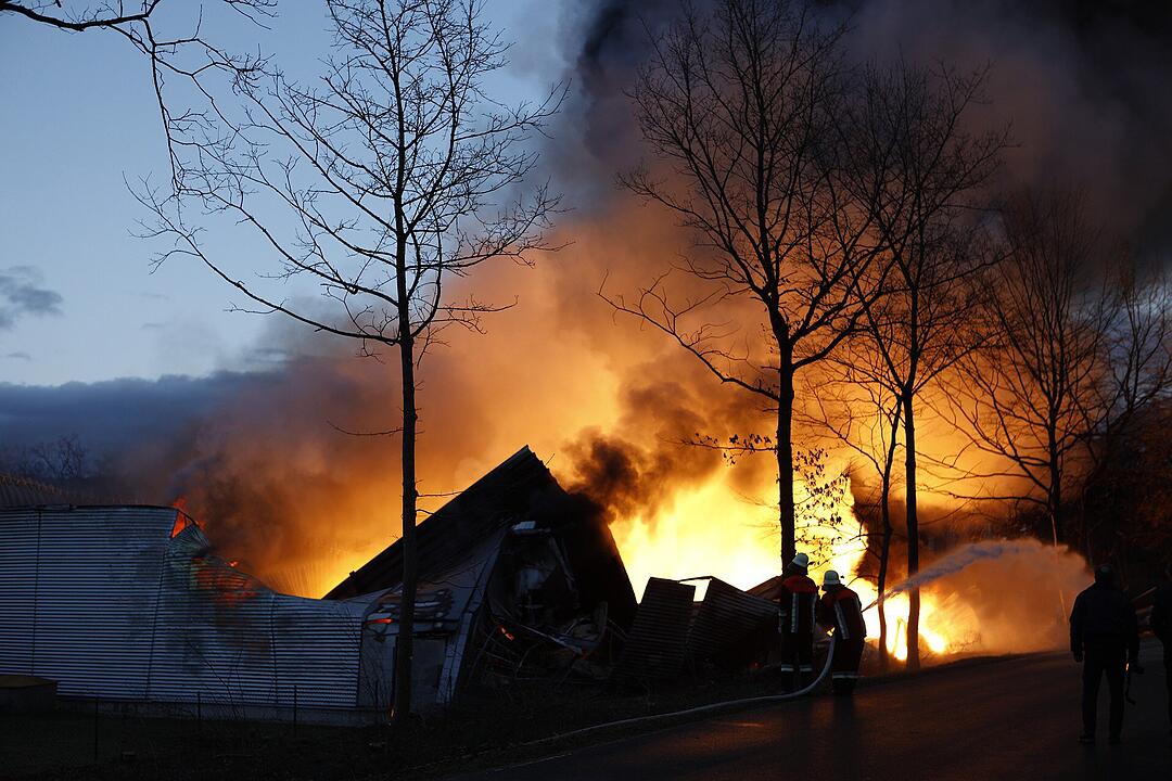 Lagerhalle in Mittelfranken brennt – Polizei warnt vor giftiger Rauchwolke