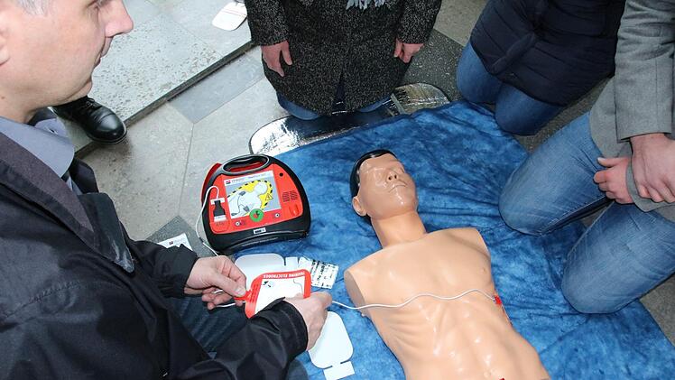 Bilder von der Übung mit dem  Defi. Foto: Ralf Ruppert