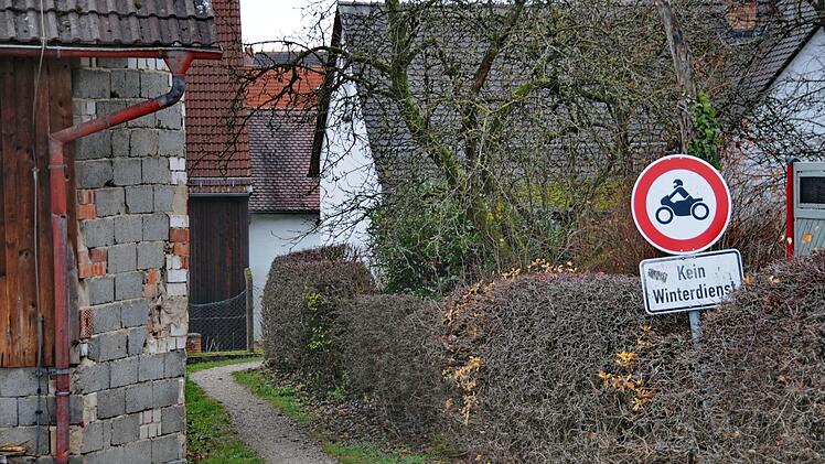 Der Fußweg von der Michael-Deinlein-Straße in die  Dorfmitte zur Hinteren Dorfstraße wird behindertengerecht ausgebaut. Karl Heinz Wirth
