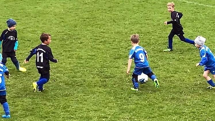 Am Sportgelände des SV Fischbach fand ein G-Jugend-Turnier für die jüngsten Nachwuchskicker statt.  Foto: Bianca Rohde