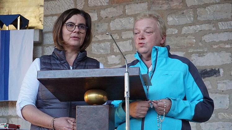 Den Rosenkranz beteten die Sandbergerinnen Corinna Kirchner und Bettina  Wagner.