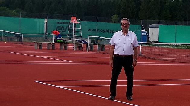 B&uuml;rgermeister Thomas L&ouml;ffler, 1. TC-Vorsitzender Karl-Heinz H&auml;usler und TC-Sportwart Andreas M&uuml;ller (von links) freuen sich &uuml;ber die gelungene Sanierung der Tennisanlage mit dem Aufbringen eines neuen Kunststoffbelags auf die drei Hartpl&auml;tze.  Foto: Heike Sch&uuml;lein