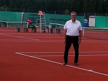 Bürgermeister Thomas Löffler, 1. TC-Vorsitzender Karl-Heinz Häusler und TC-Sportwart Andreas Müller (von links) freuen sich über die gelungene Sanierung der Tennisanlage mit dem Aufbringen eines neuen Kunststoffbelags auf die drei Hartplätze.  Foto: Heike Schülein