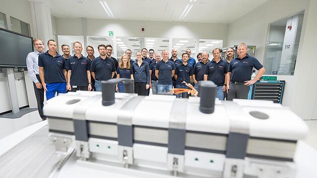 Hoffnungstr&auml;ger Wasserstoff: Bosch-Mitarbeiter am Herzst&uuml;ck einer Brennstoffzelle, genannt: Stack. Foto: Bosch