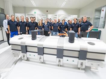 Hoffnungsträger Wasserstoff: Bosch-Mitarbeiter am Herzstück einer Brennstoffzelle, genannt: Stack. Foto: Bosch