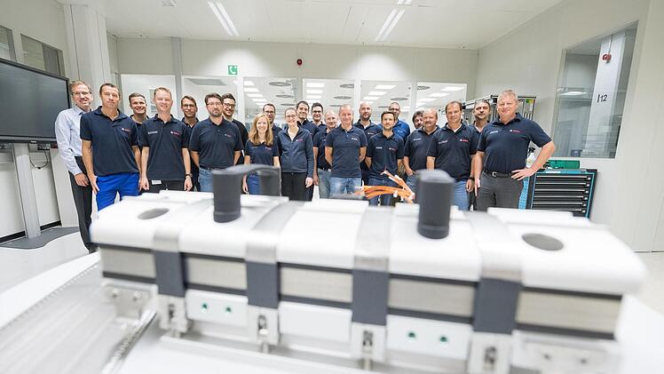 Hoffnungsträger Wasserstoff: Bosch-Mitarbeiter am Herzstück einer Brennstoffzelle, genannt: Stack. Foto: Bosch