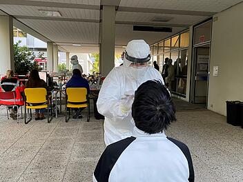 Test wie hier im Testzentrum auf der Lauterer Höhe bleiben in der Region Coburg eine wichtige Komponente im Kampf gegen das Corona-Virus.