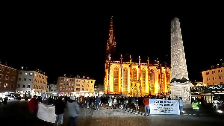 Würzburg: Rund 250 Personen demonstrieren gegen Corona-Maßnahmen