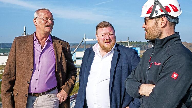 Hermann Ruttmann, Axel Gotthardt und Bauleiter Mario Gsänger (v. l.) bei der Besichtigung.
