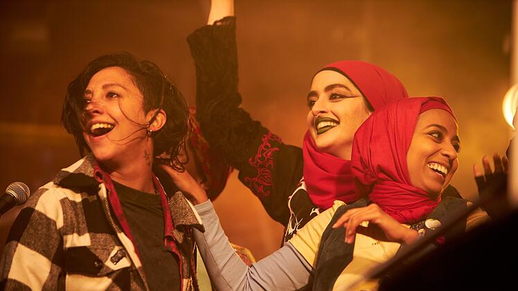 Saira (Sarah Kameela Impey, links, Ayesha (Juliette Motamed, Mitte) und Amina (Anjana Vasan) geben ihr erstes großes Konzert - doch kann Amina ihr Lampenfieber überwinden?