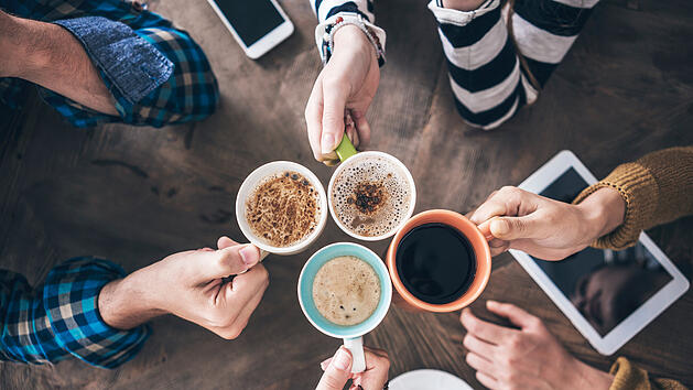 Kaffee Gesundheit Gruppentrinken Freunde Tassen Koffein &Uuml;berkonsum Portionen Gro&szlig;format S&uuml;&szlig;sirup Zucker Milchkalorien Energiecrash Herzrasen Schlafst&ouml;rungen Reflux Dehydrierung Timing Nachmittag Meeting Sozial Ritual Gewohnheiten Cutoff Wasser Entkoffeiniert Achtsamkeit Balance Pr&auml;vention Kaffeepause