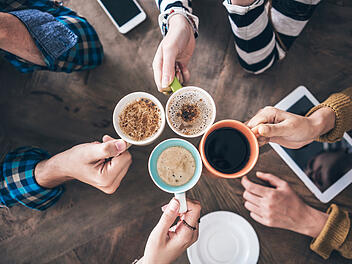 Kaffee Gesundheit Gruppentrinken Freunde Tassen Koffein &Uuml;berkonsum Portionen Gro&szlig;format S&uuml;&szlig;sirup Zucker Milchkalorien Energiecrash Herzrasen Schlafst&ouml;rungen Reflux Dehydrierung Timing Nachmittag Meeting Sozial Ritual Gewohnheiten Cutoff Wasser Entkoffeiniert Achtsamkeit Balance Pr&auml;vention Kaffeepause
