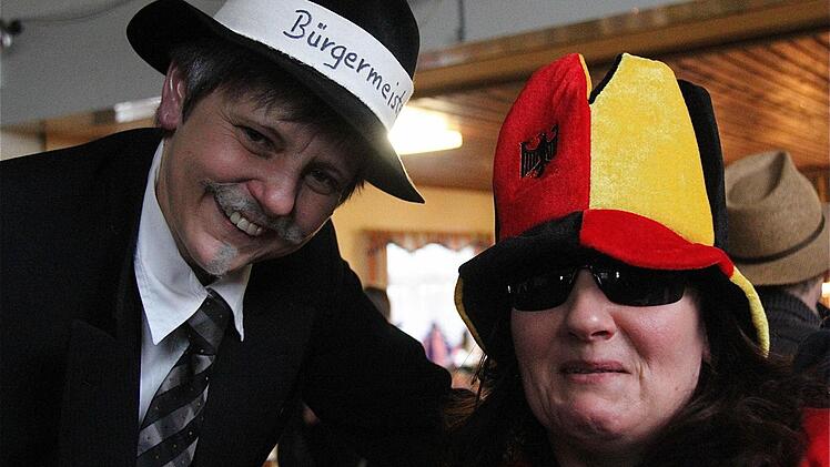 "Bürgermeister" Ursula Beck aus Schwärzelbach und Gemeinderätin Astrid Mützel machten sich für das Thema Schneeräumdienst stark.