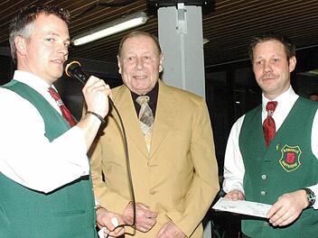 Hans Wöhnert (Mitte) ist seit 66 Jahren ein Vollblutmusiker, dem langsam die Luft ausgeht. Die Blaskapelle ehrte ihn durch dem 1. Vorsitzenden Robert Klein (rechts) und Rainer Nöller (links). Foto: Gerhard Schmidt