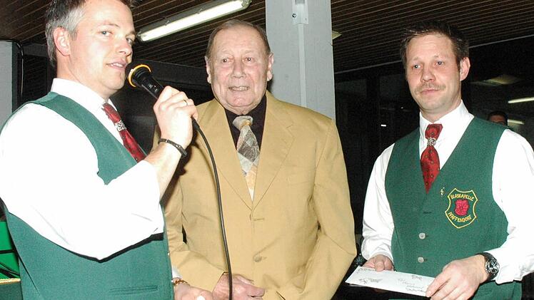 Hans Wöhnert (Mitte) ist seit 66 Jahren ein Vollblutmusiker, dem langsam die Luft ausgeht. Die Blaskapelle ehrte ihn durch dem 1. Vorsitzenden Robert Klein (rechts) und Rainer Nöller (links). Foto: Gerhard Schmidt
