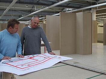 Hier kommt künftig die Küchenausstellung hin: Die Geschäftsführer Norbert Sühs und Ralf Hensgens kümmern sich selbst um den Umbau des ehemaligen Praktiker-Baumarkts. Foto: Stephan Tiroch
