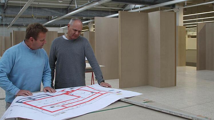 Hier kommt künftig die Küchenausstellung hin: Die Geschäftsführer Norbert Sühs und Ralf Hensgens kümmern sich selbst um den Umbau des ehemaligen Praktiker-Baumarkts. Foto: Stephan Tiroch