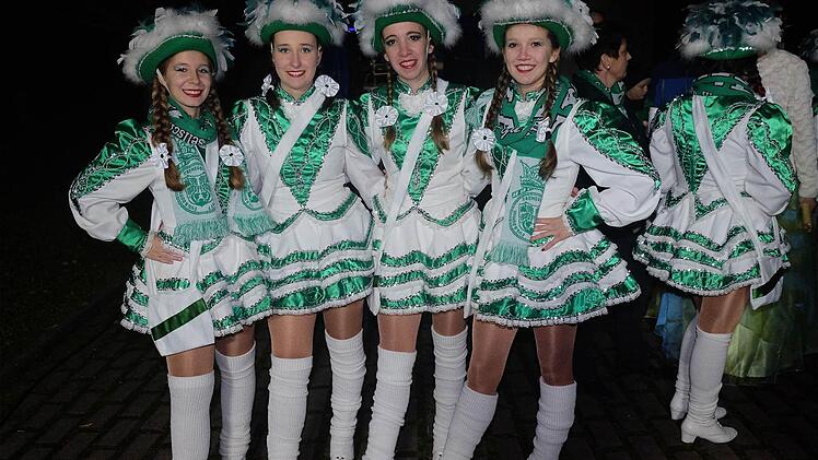 Saskia, Selina,Sandra und Madeleine sind neu in der Garde. Foto: Gerd Schaar