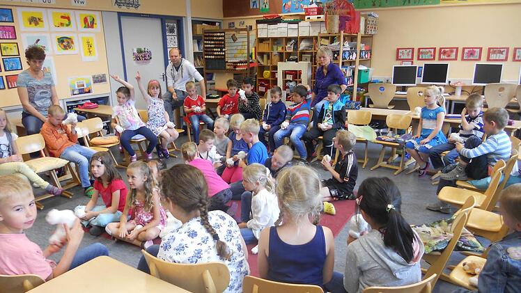 Bei den Proben im Klassenzimmer setzten die Kinder um, was sie mit den Profis vom Maßbacher Theater gelernt haben. Foto: sw