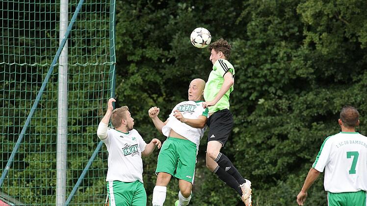 Die beiden Bamberger Daniel Kübrich (l.) und Daniel Hüttner (M.) kommen gegen Julian Gann zu spät, aber dessen Kopfball geht über das Tor.