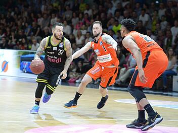 Medi-Spieler Gabe York (links) zieht an den Ulmern Katin Reinhardt (Mitte) und Jerelle Benimon vorbei. Foto: Peter Mularczyk